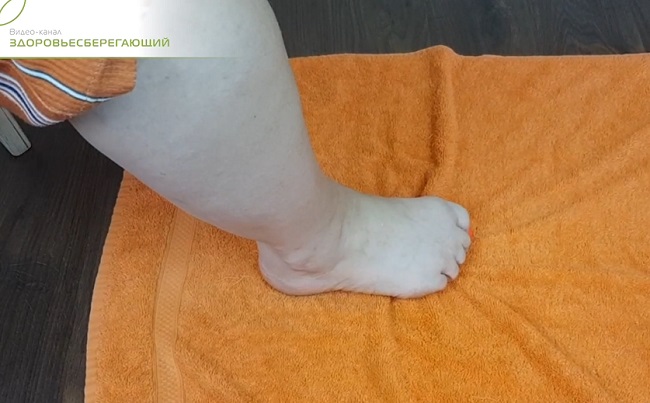 скомкайте полотенце