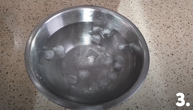 Миска с ледяной водой