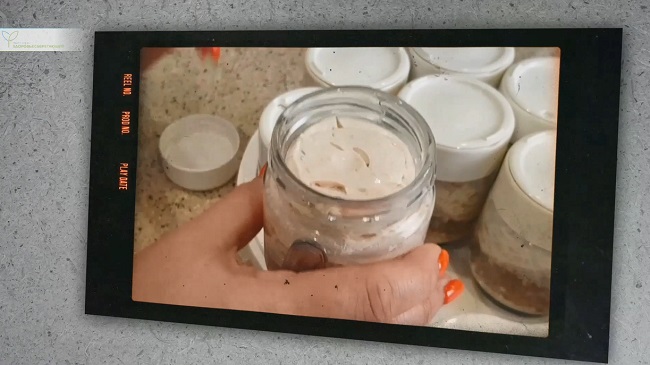 вид готового йогурта