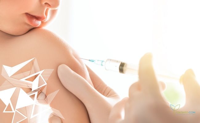 Младенцу ставят укол