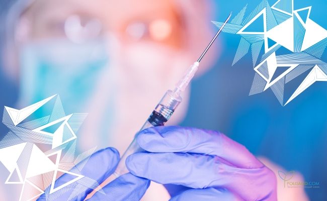 Шприц в руках у врача