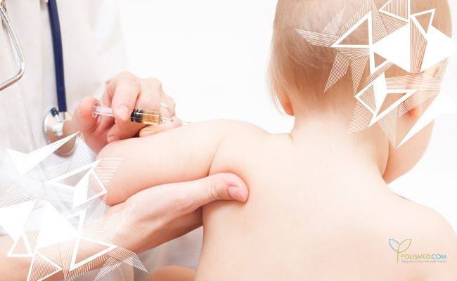 Ребенку делают инъекцию