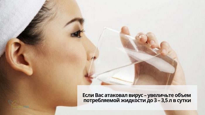 Девушка пьет воду