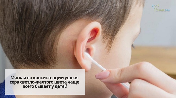 Чистка уха ребенку ватной палочкой