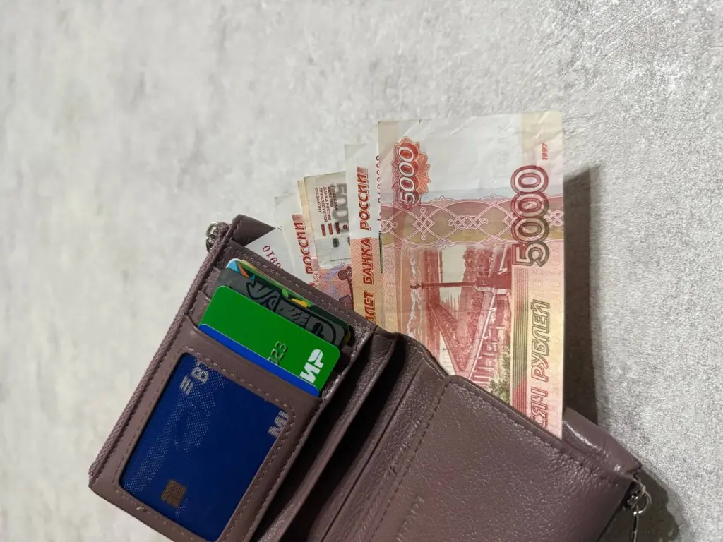 Всем, у кого сохраняются деньги в рублях, дали срок до августа. Потом будет поздно