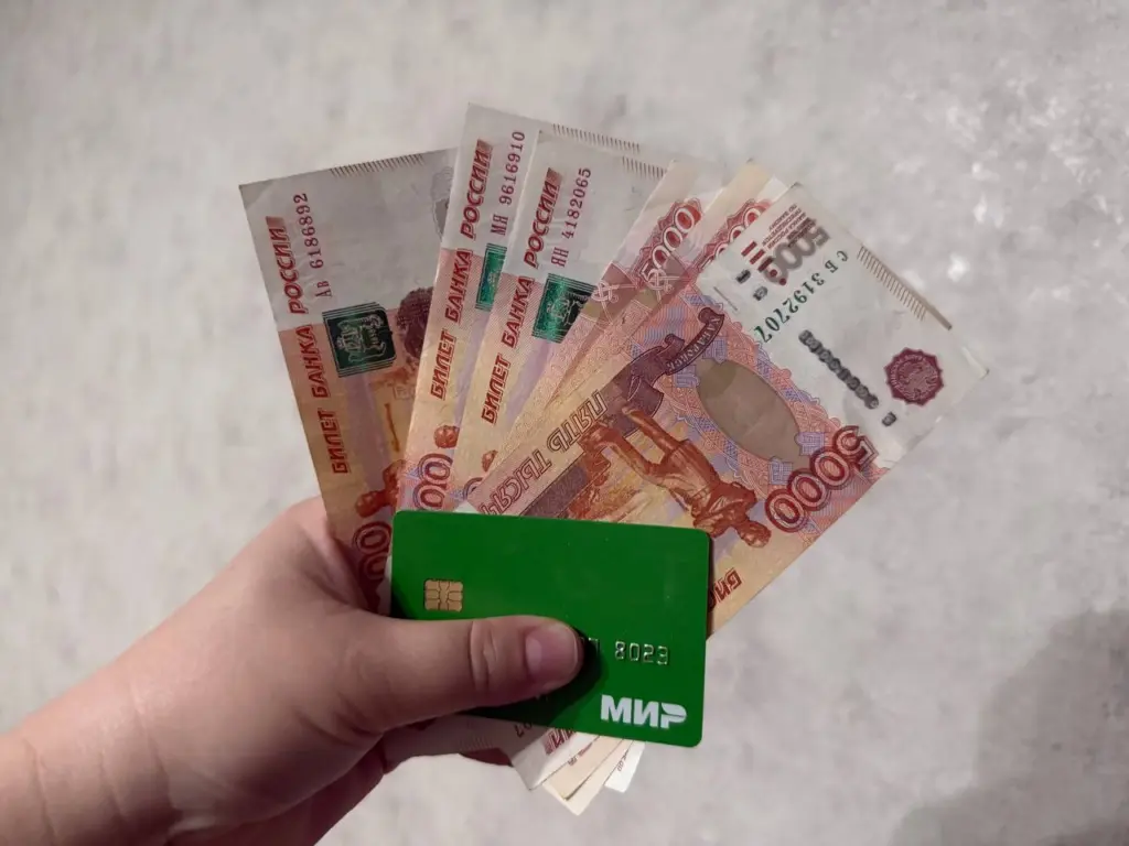 Хранить деньги в банке или под подушкой? Эксперт рассказала, как сохранить и приумножить сбережения