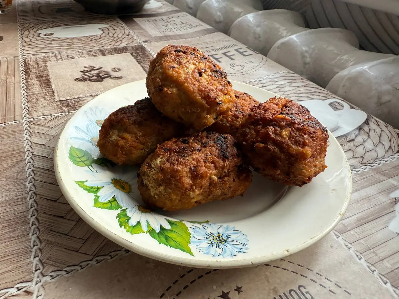 Сочный мясной сок запечатается внутри котлет — кладу вместо хлеба крупу и радуюсь