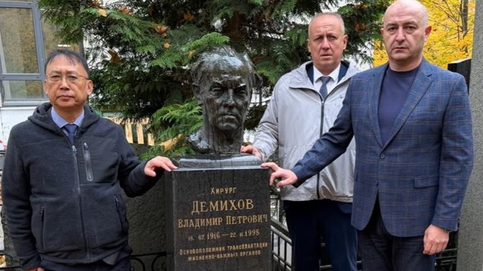 Ученые Пироговского университета Валентин Шаробаро и Аслан Баркаров с автором технологии Сяопином Реном Ученые Пироговского университета Валентин Шаробаро и Аслан Баркаров с автором технологии Сяопином Реном